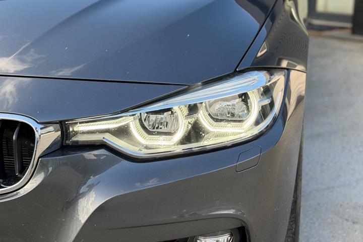 Grå BMW 320i fra 2019
