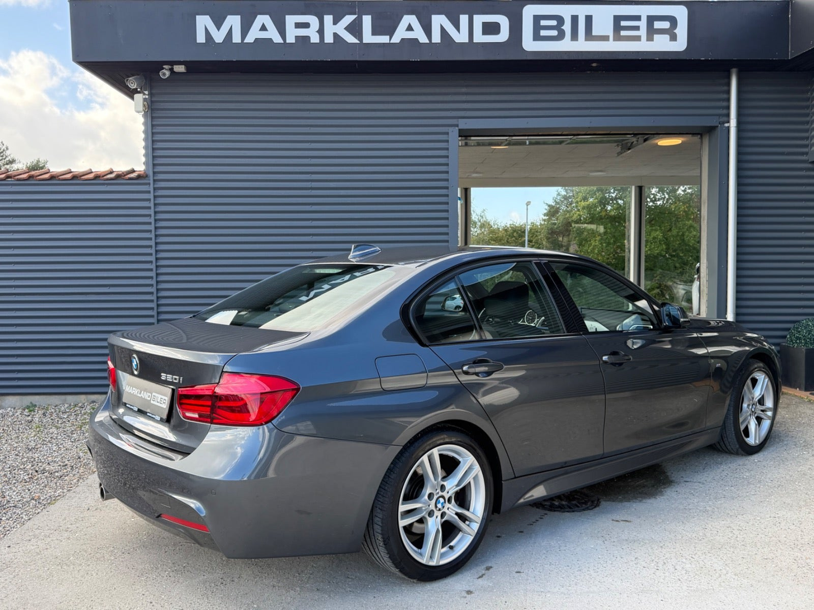 Grå BMW 320i fra 2019