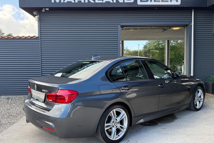 Grå BMW 320i fra 2019