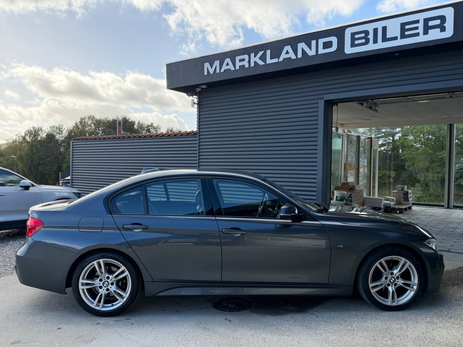 Grå BMW 320i fra 2019