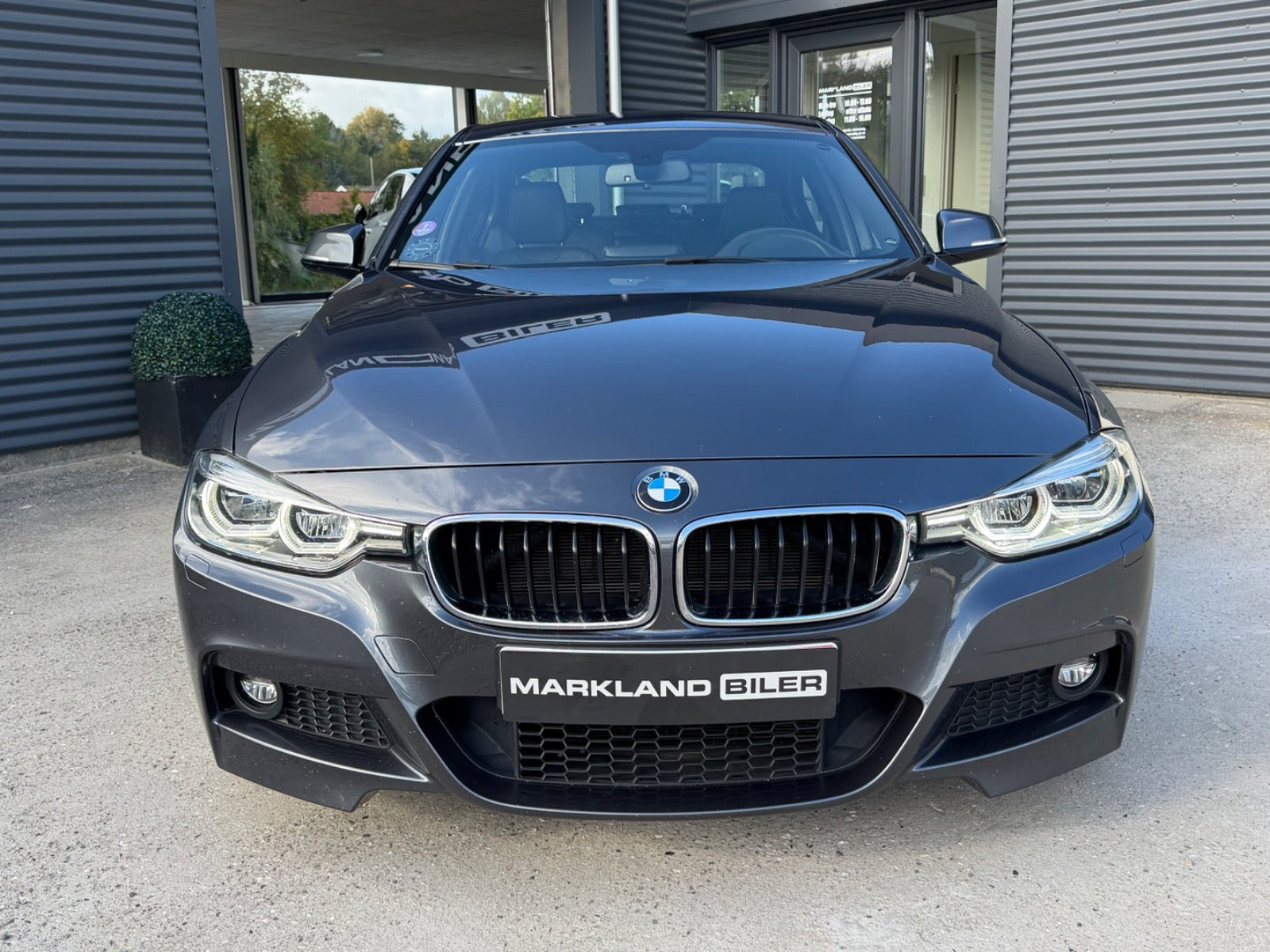 Grå BMW 320i fra 2019