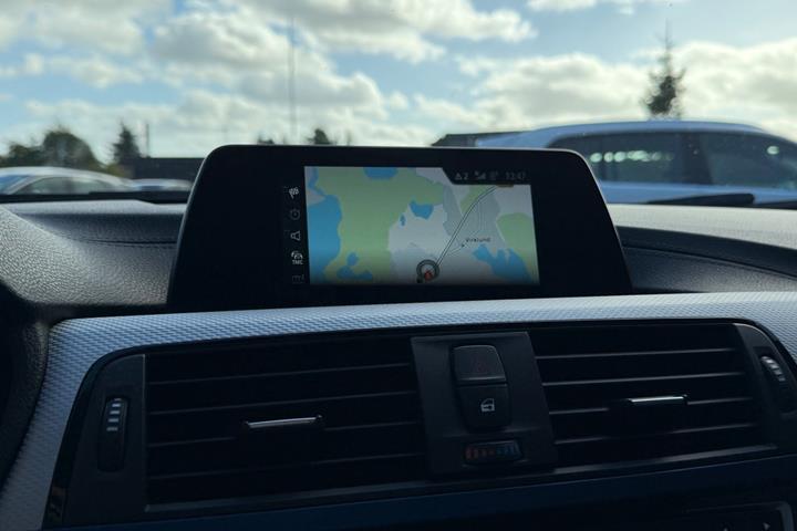 Grå BMW 320i fra 2019