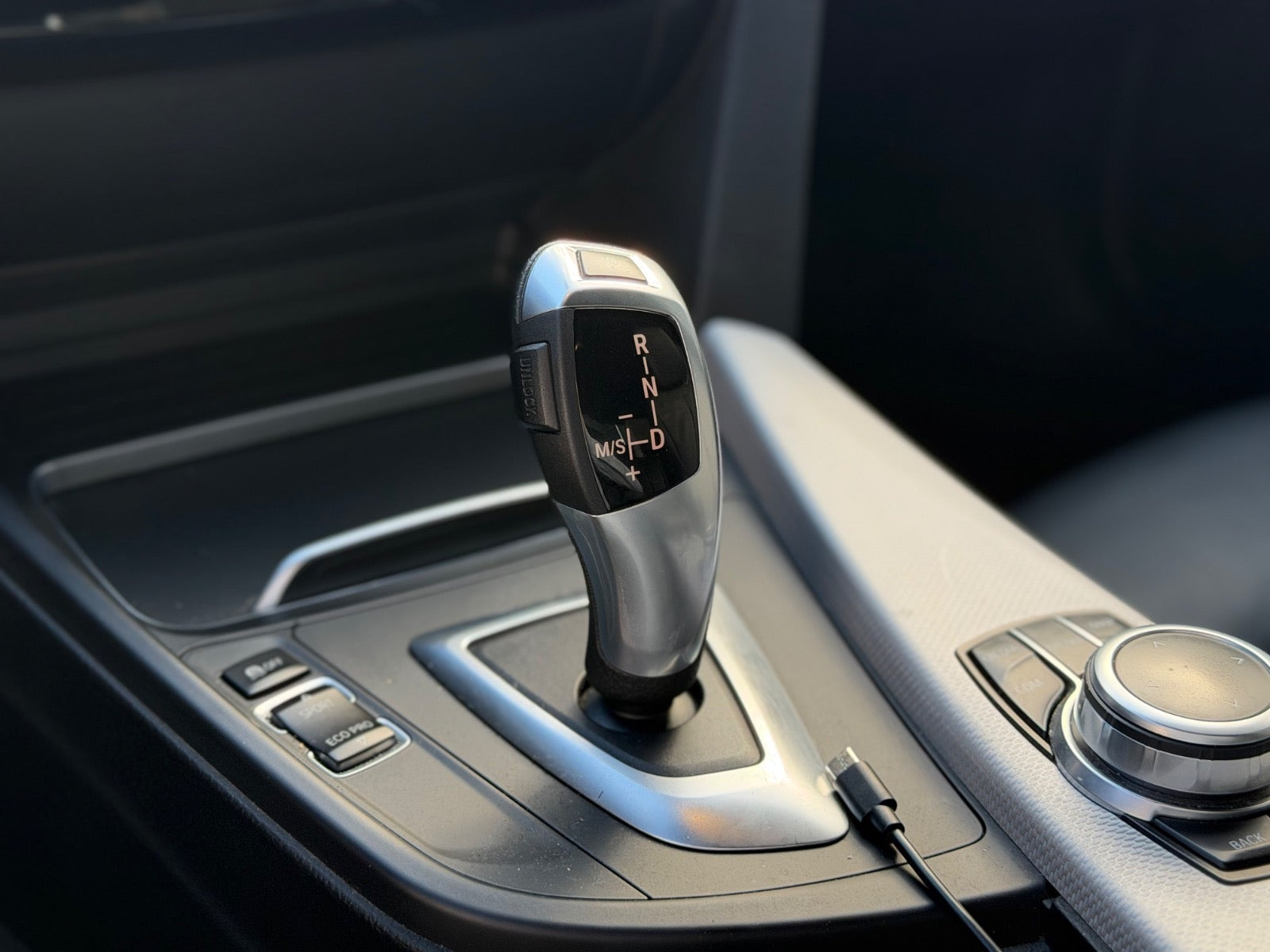 Grå BMW 320i fra 2019