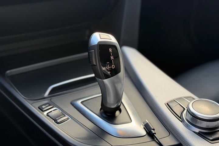 Grå BMW 320i fra 2019