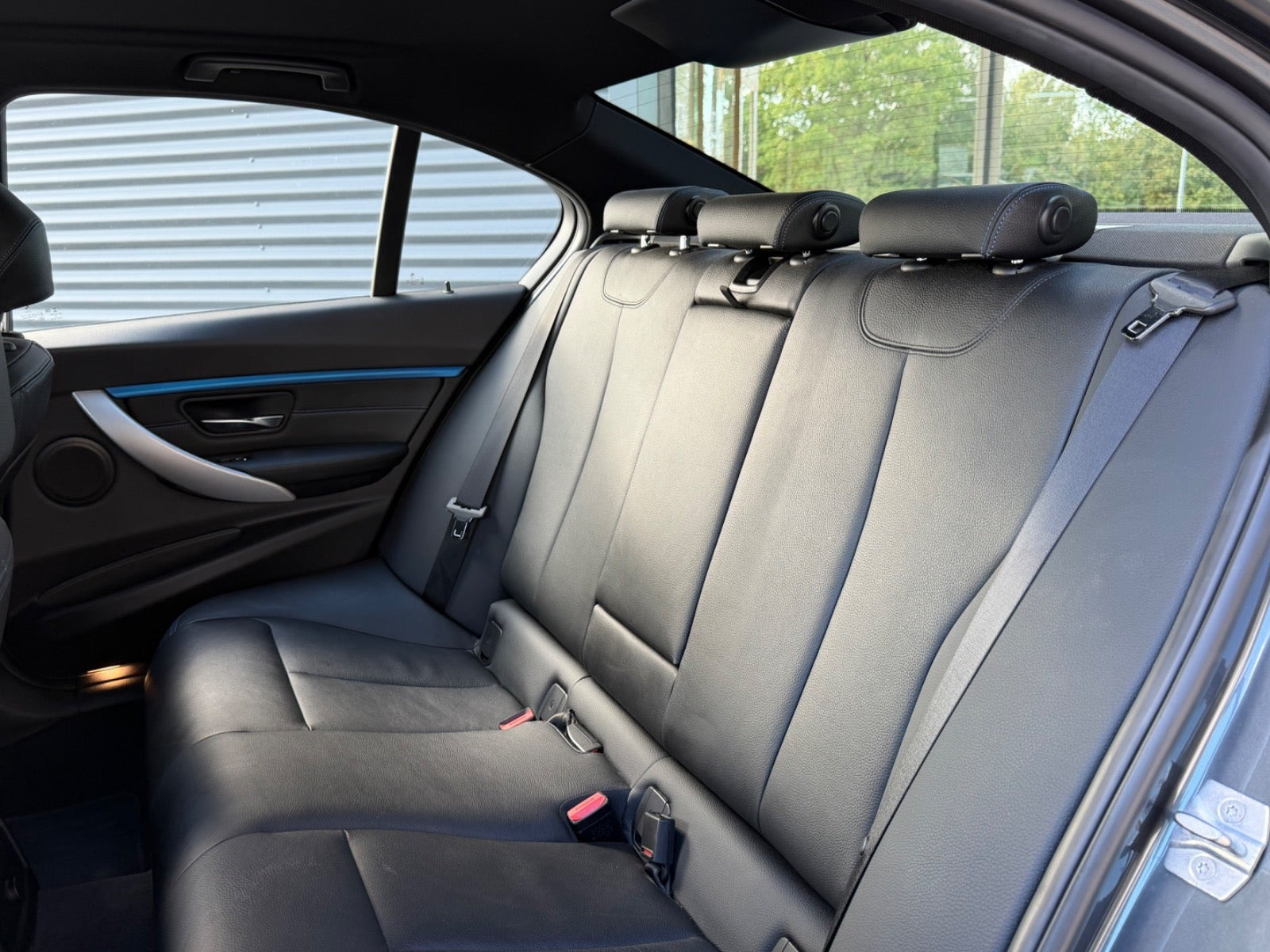Grå BMW 320i fra 2019