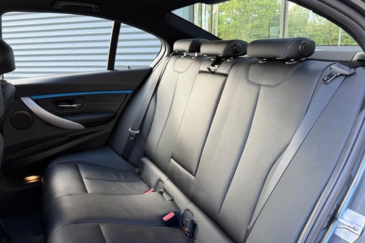 Grå BMW 320i fra 2019