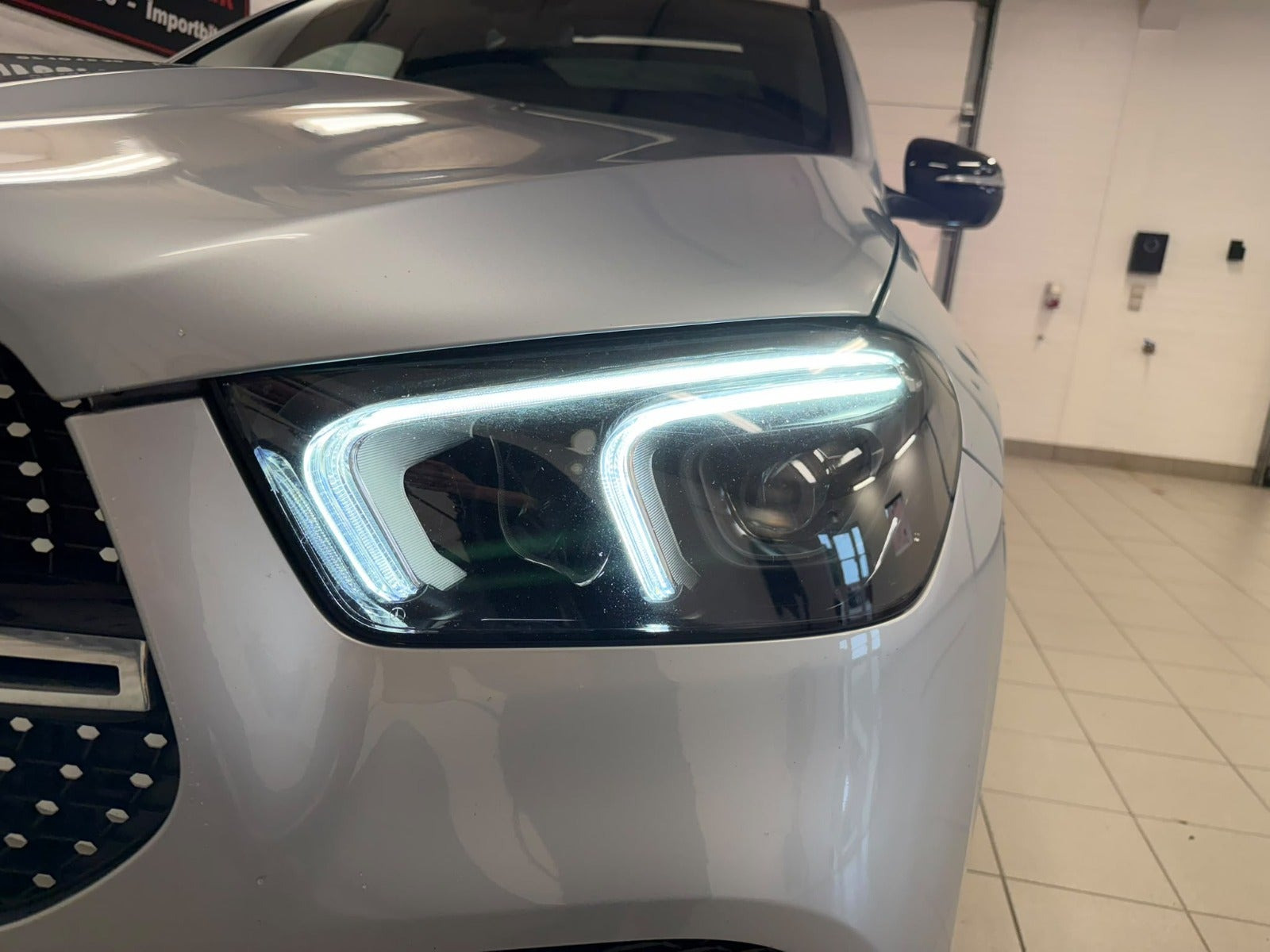Sølv Mercedes GLE350 de fra 2022