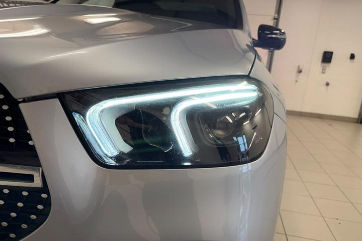 Sølv Mercedes GLE350 de fra 2022