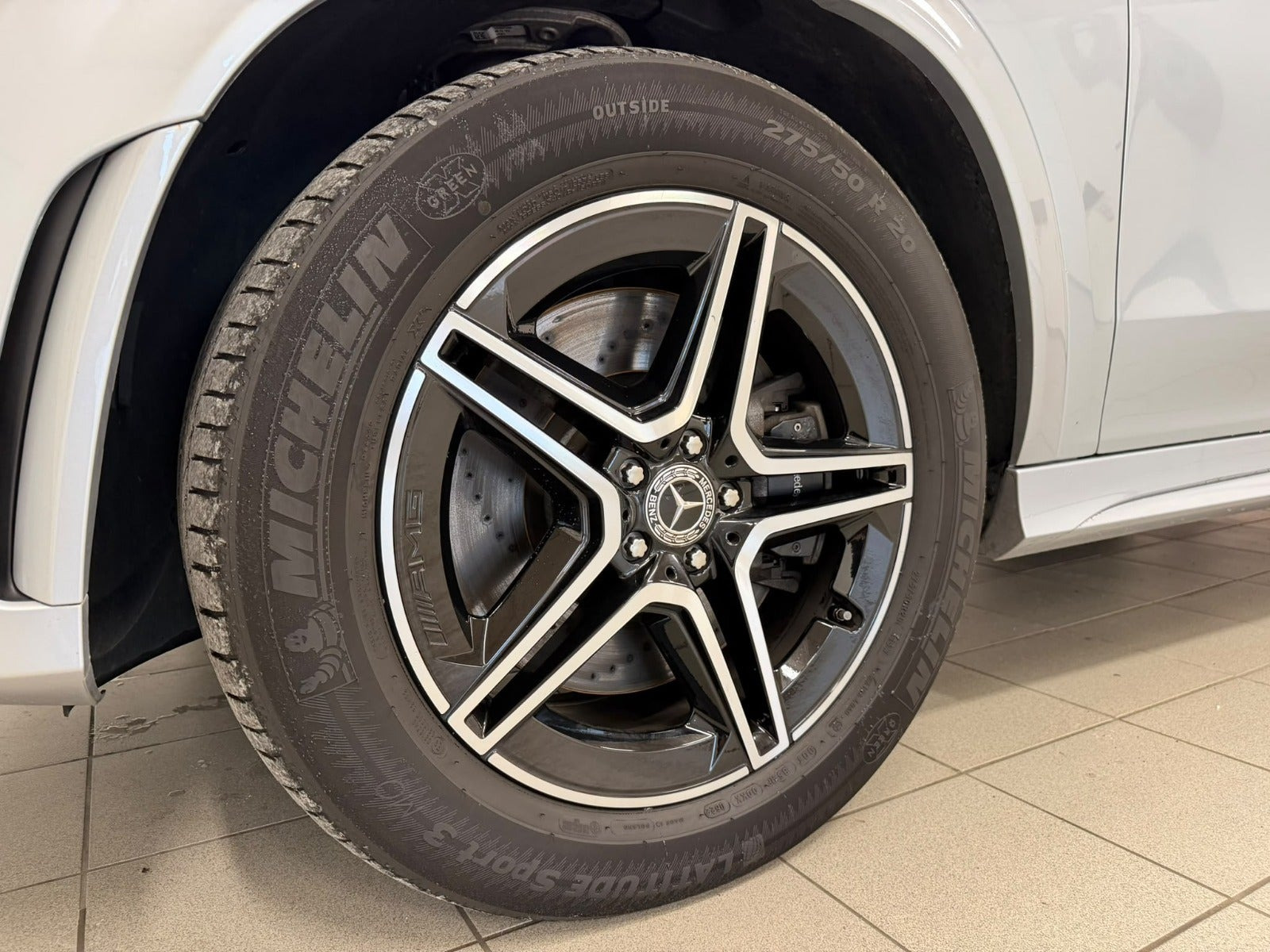 Sølv Mercedes GLE350 de fra 2022