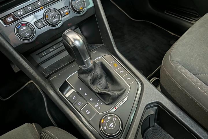 Sølv VW Tiguan fra 2018