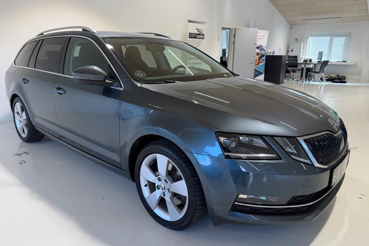Grå Skoda Octavia fra 2019 set udefra