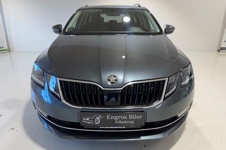 Grå Skoda Octavia fra 2019
