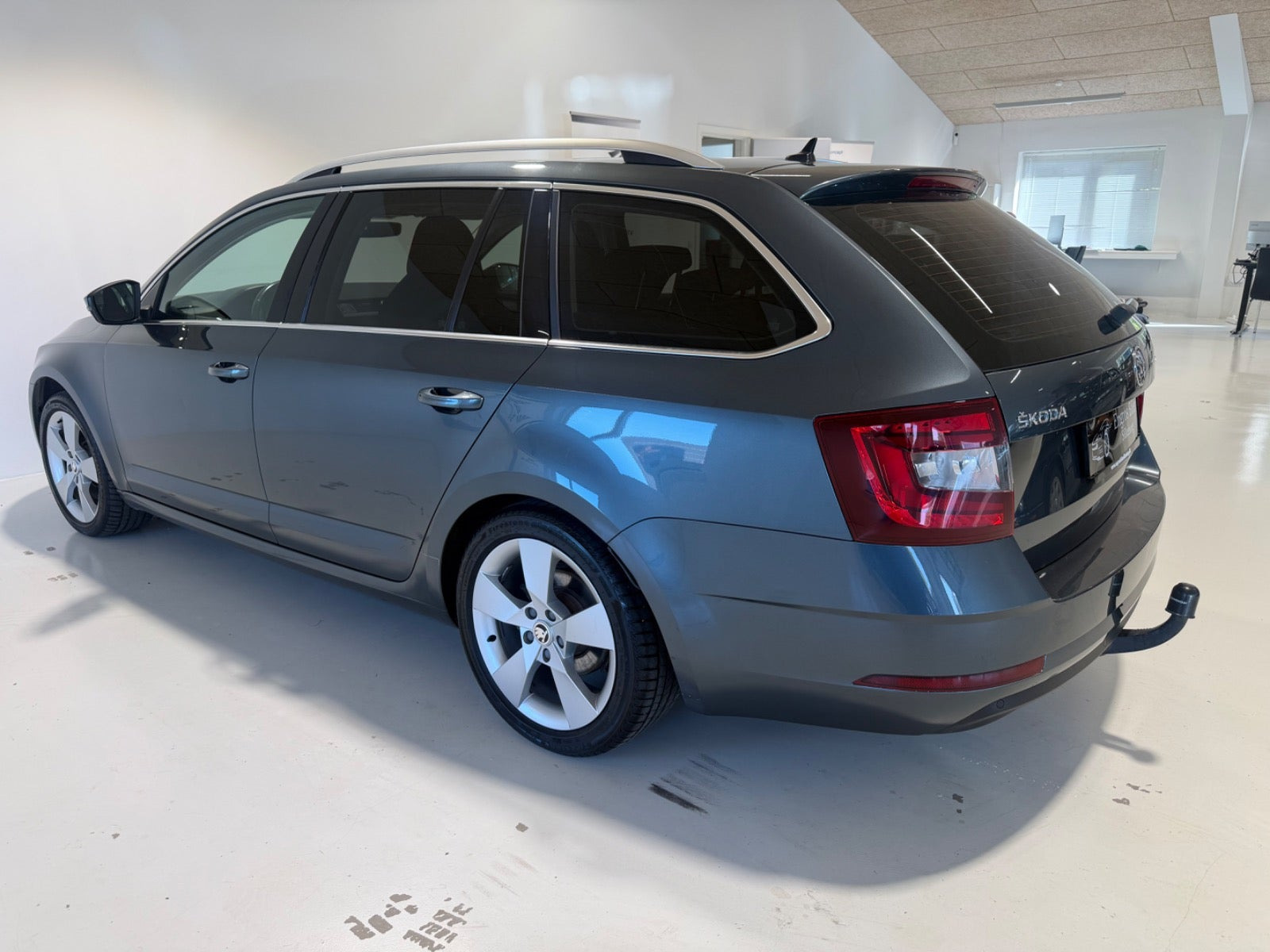 Grå Skoda Octavia fra 2019