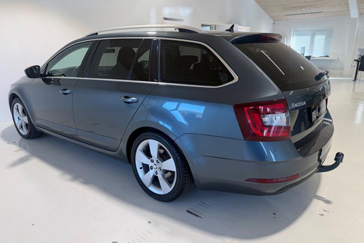 Grå Skoda Octavia fra 2019