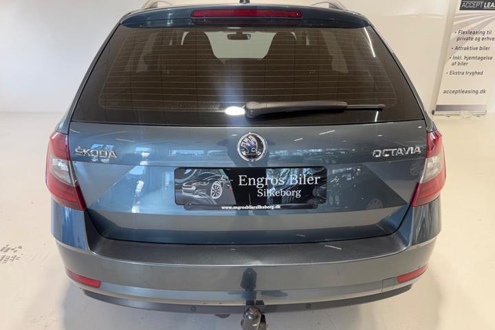 Grå Skoda Octavia fra 2019