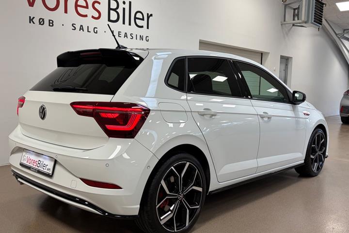 Hvid VW Polo fra 2022