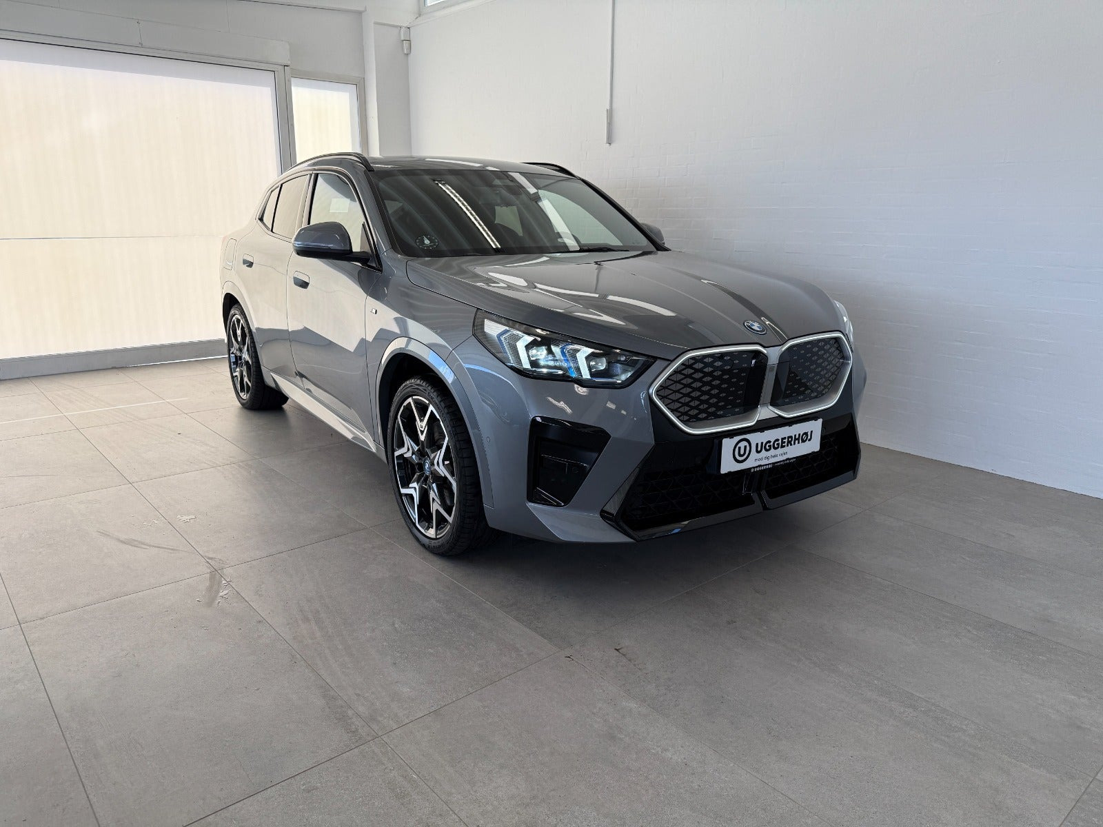 Grå BMW iX2 fra 2025