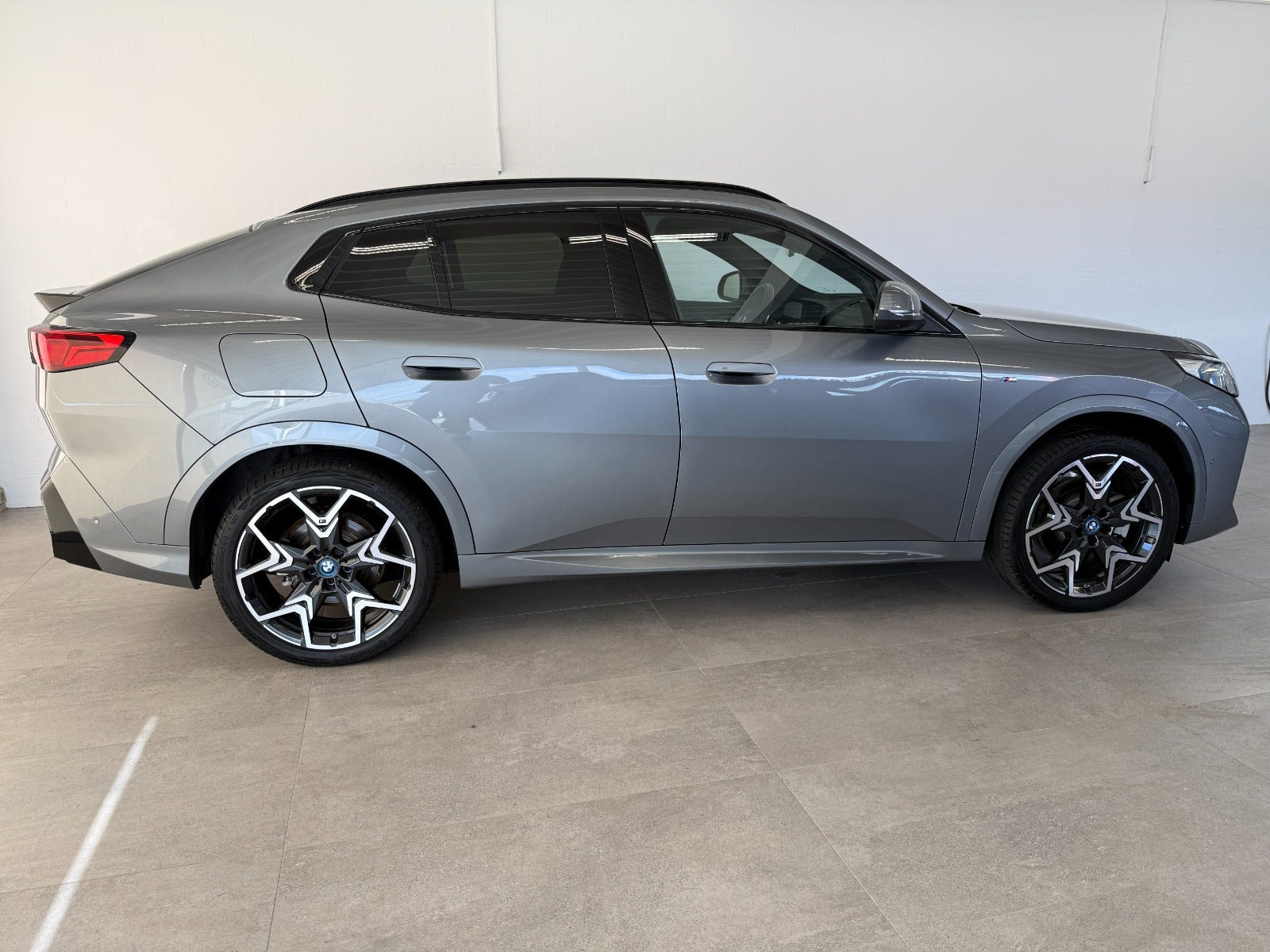 Grå BMW iX2 fra 2025