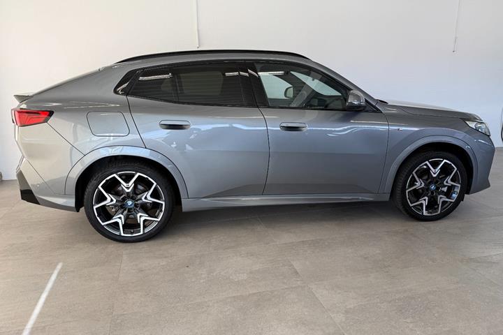Grå BMW iX2 fra 2025