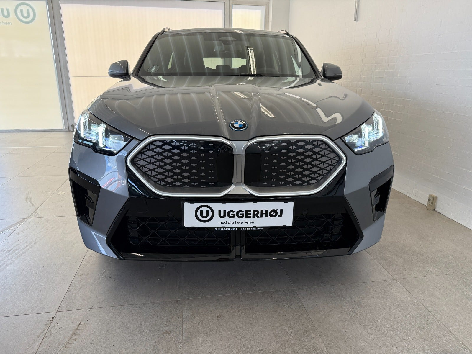 Grå BMW iX2 fra 2025