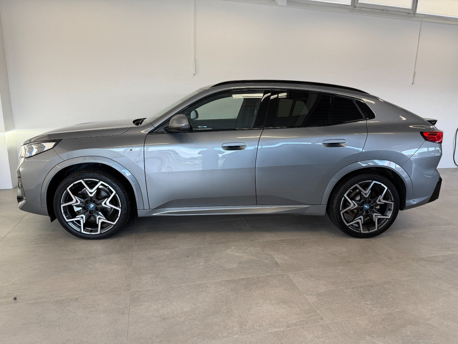 Grå BMW iX2 fra 2025