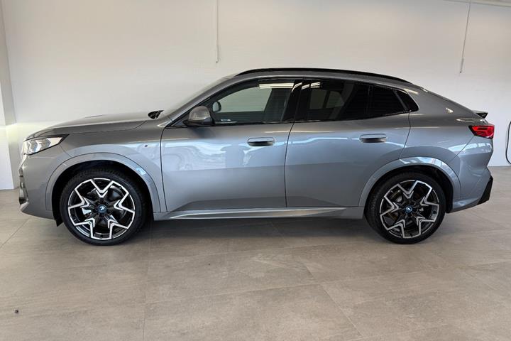 Grå BMW iX2 fra 2025