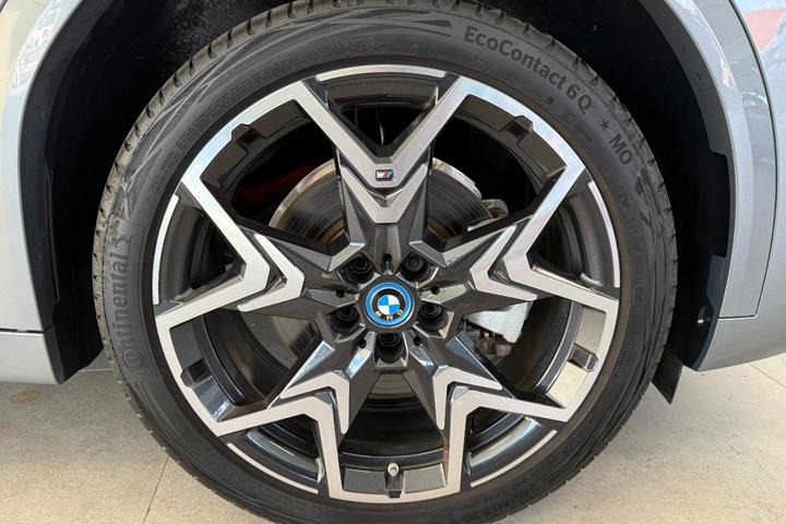 Grå BMW iX2 fra 2025