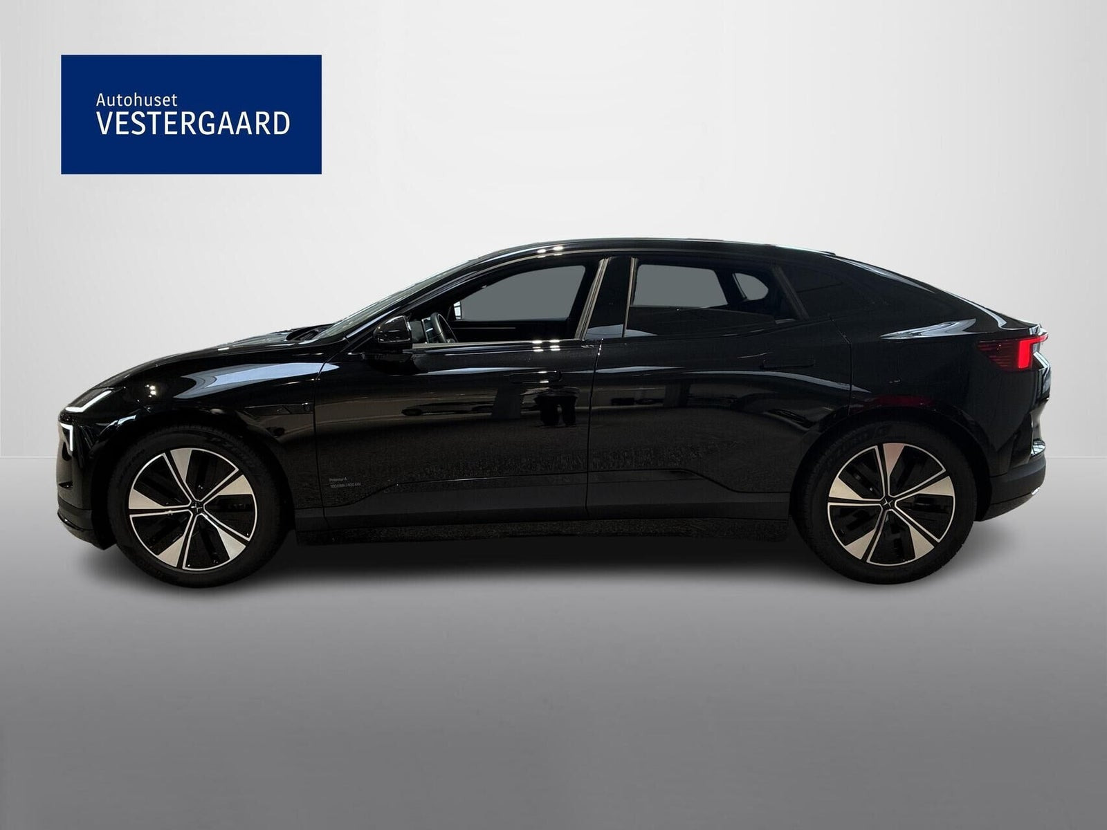 Sort Polestar 4 fra 2026