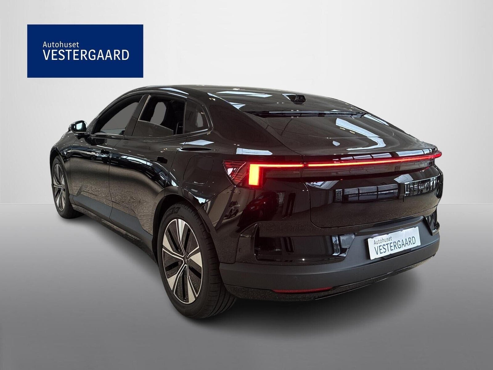 Sort Polestar 4 fra 2026