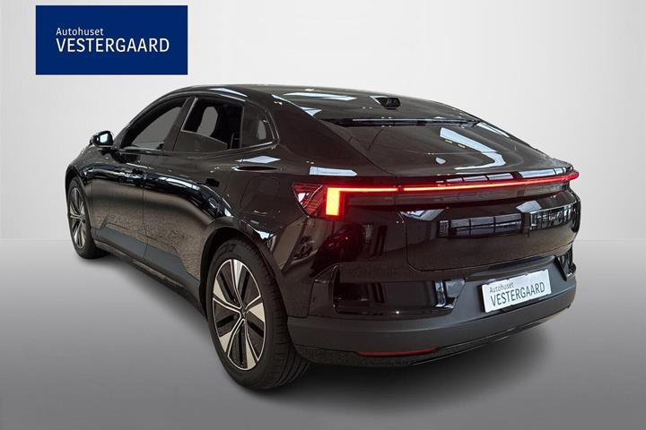 Sort Polestar 4 fra 2026