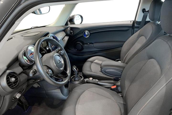 Grå Mini Cooper fra 2020