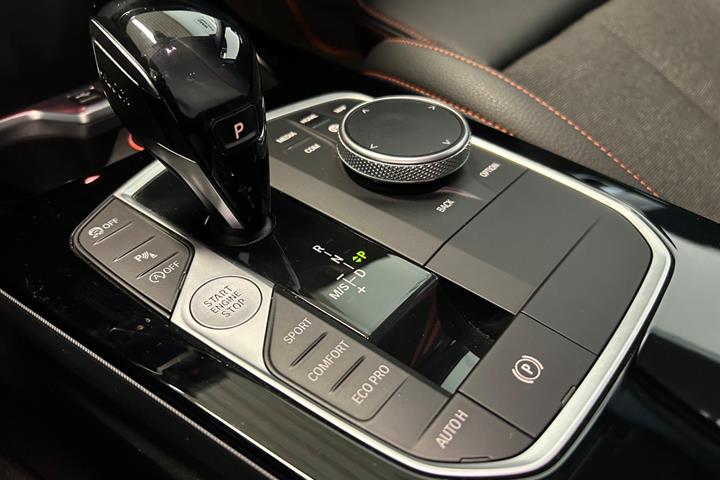Sort BMW 120d fra 2020