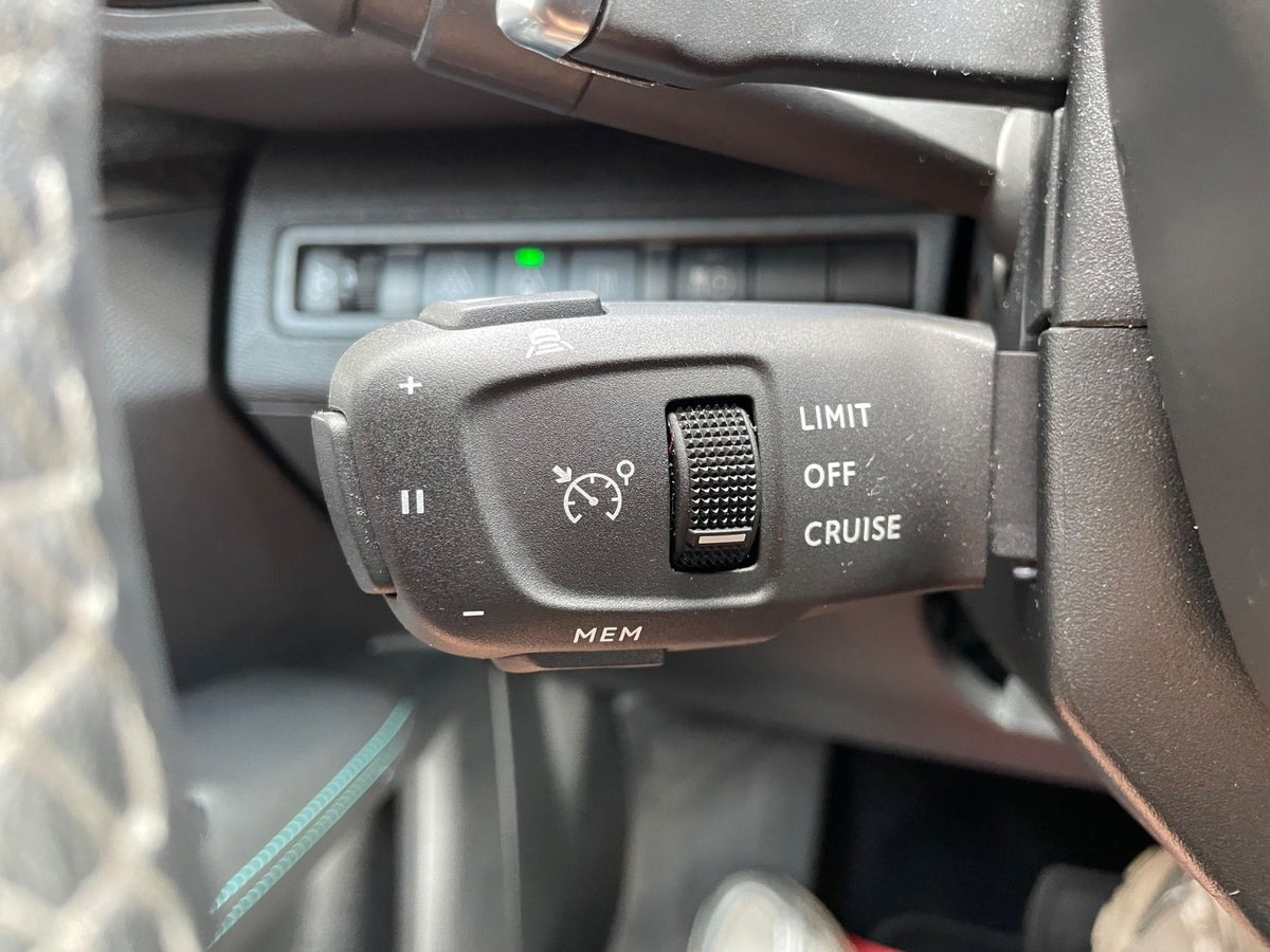 Blå Peugeot 3008 fra 2021