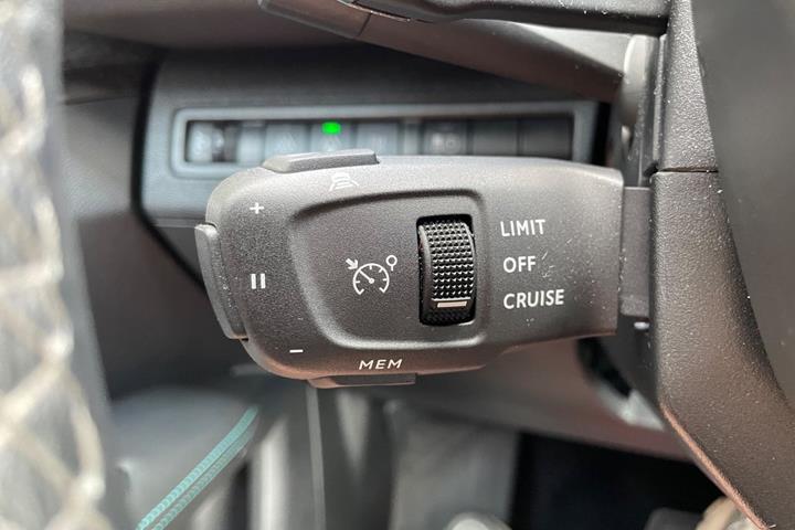 Blå Peugeot 3008 fra 2021