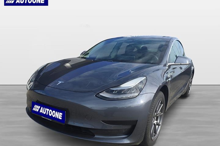 Grå Tesla Model 3 fra 2020