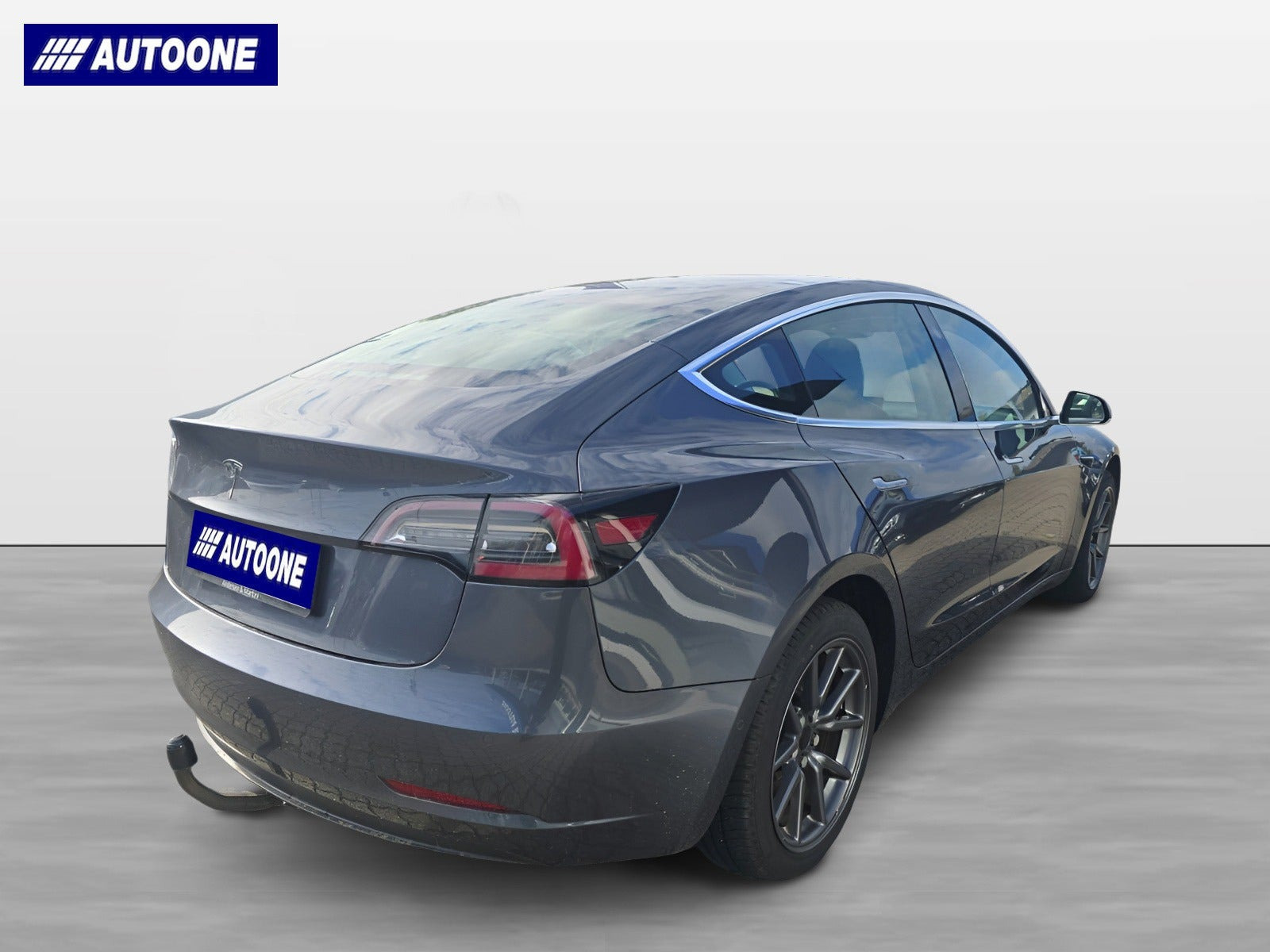 Grå Tesla Model 3 fra 2020