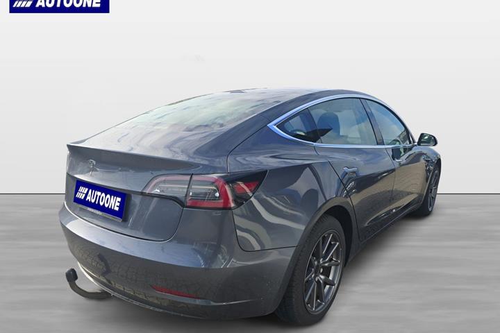 Grå Tesla Model 3 fra 2020