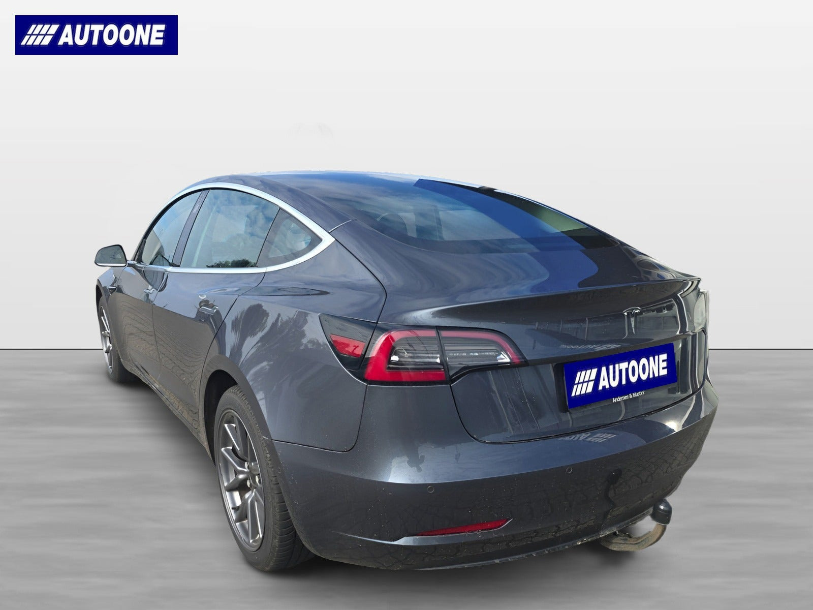 Grå Tesla Model 3 fra 2020
