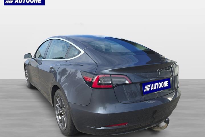 Grå Tesla Model 3 fra 2020