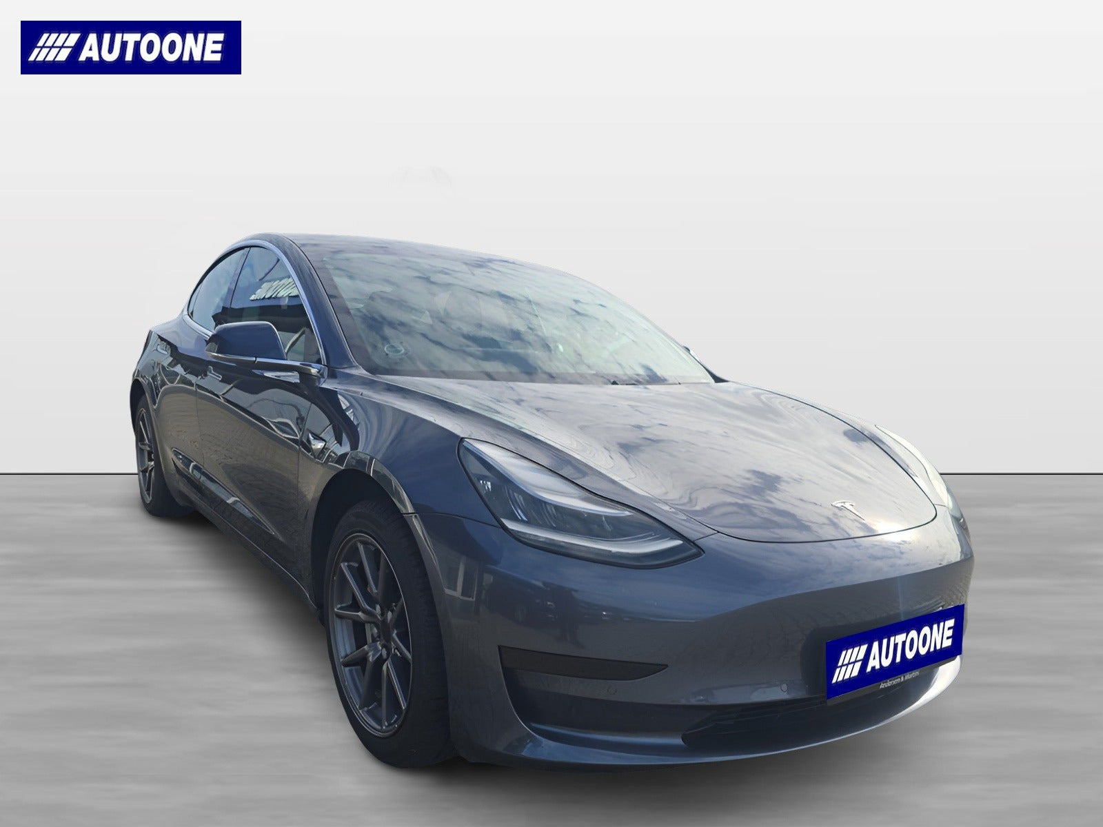 Grå Tesla Model 3 fra 2020