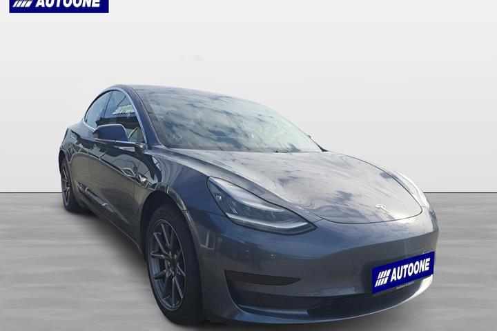 Grå Tesla Model 3 fra 2020
