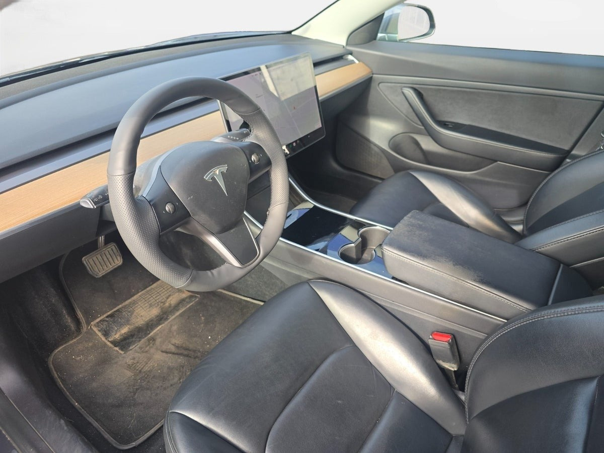 Grå Tesla Model 3 fra 2020