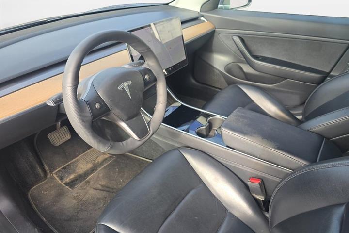 Grå Tesla Model 3 fra 2020