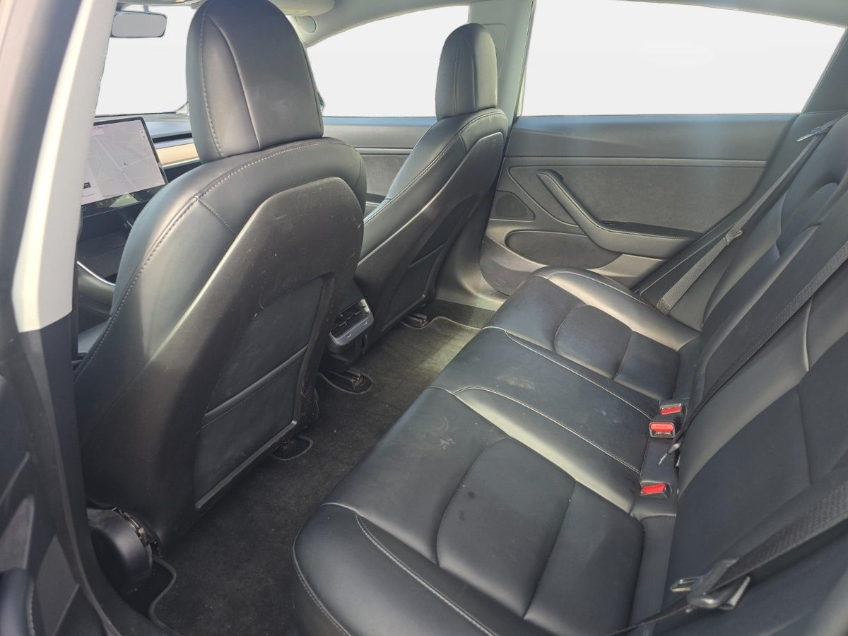 Grå Tesla Model 3 fra 2020
