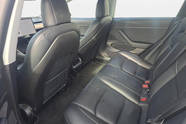 Grå Tesla Model 3 fra 2020