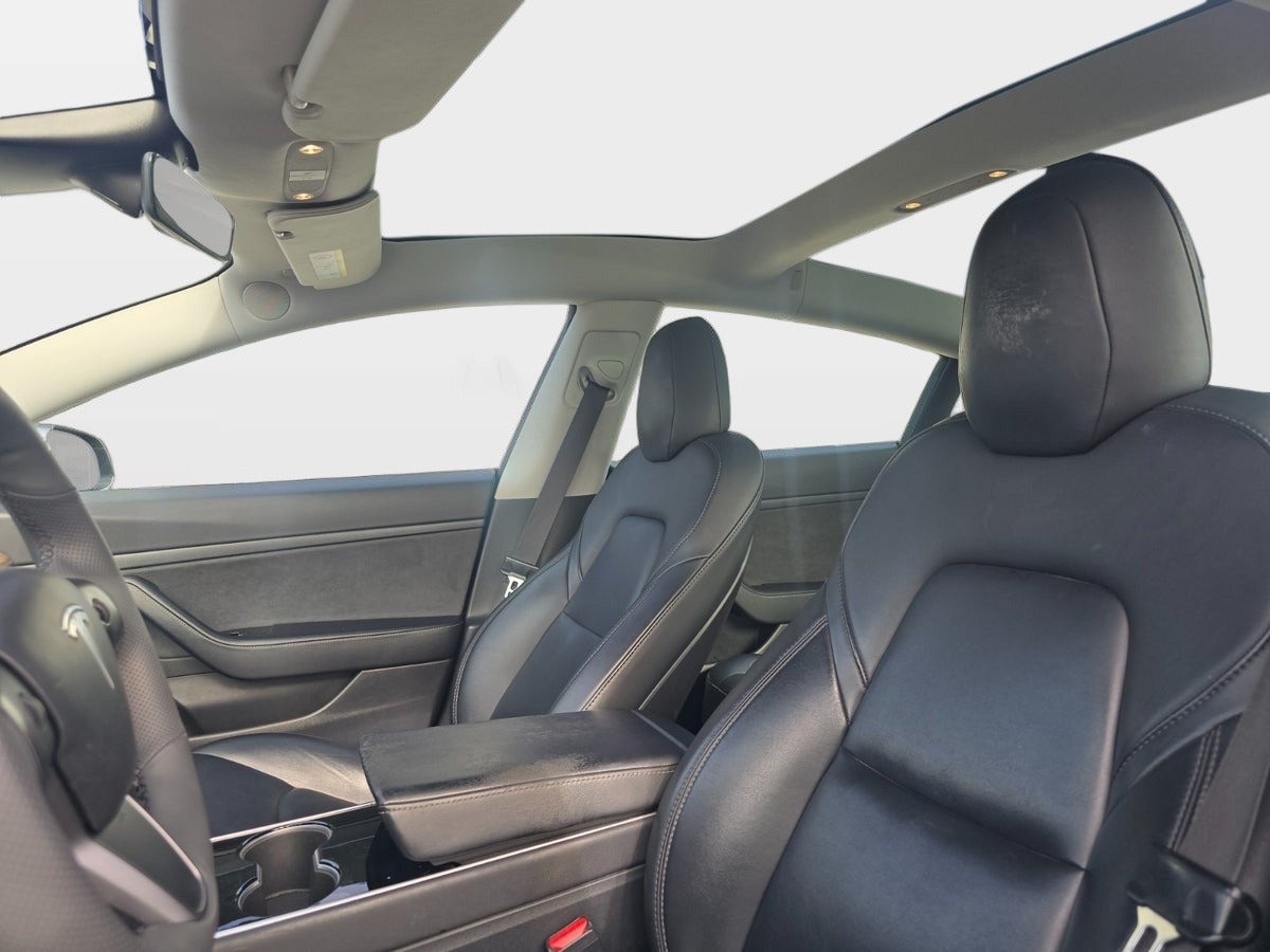 Grå Tesla Model 3 fra 2020