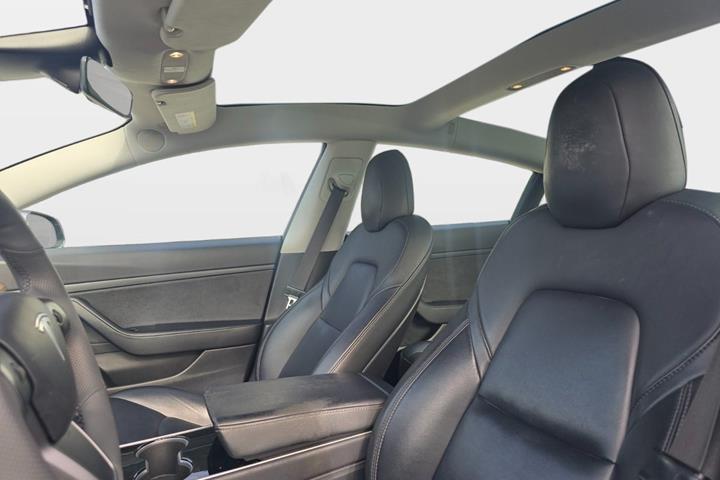 Grå Tesla Model 3 fra 2020