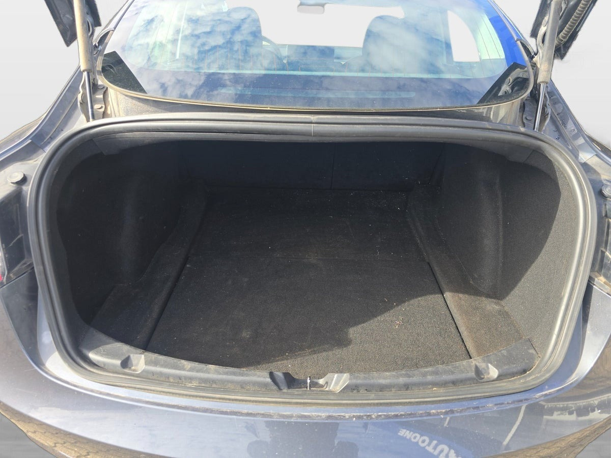 Grå Tesla Model 3 fra 2020