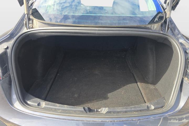Grå Tesla Model 3 fra 2020