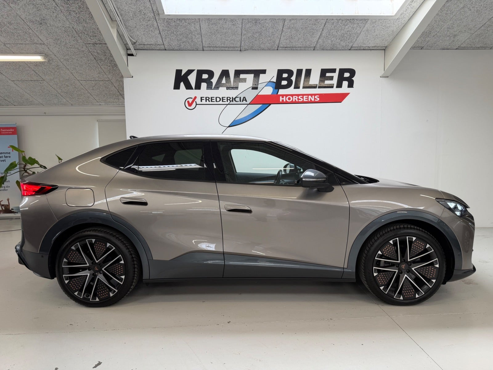 Orange Cupra Tavascan fra 2025